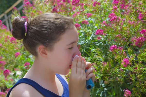 Chica adolescente con alergia al polen —  Fotos de Stock