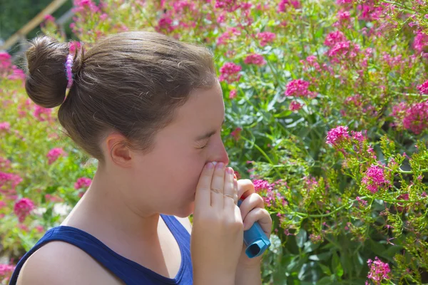 Teenage girl with pollen allergy — Stock Photo, Image