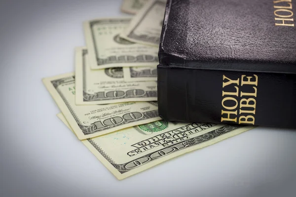 Svatá bible a peníze — Stock fotografie