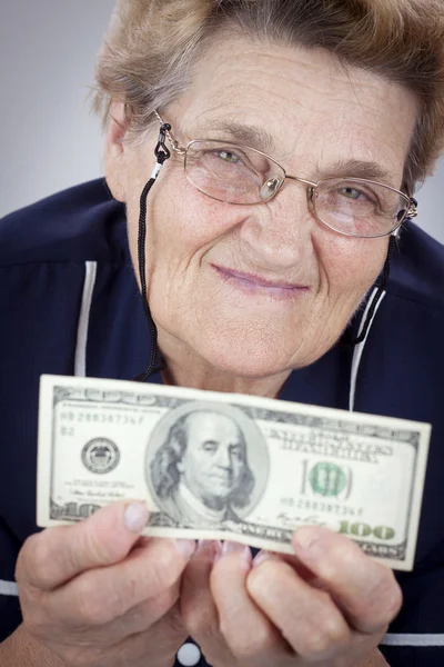 Pensionär visar 100 dollar — Stockfoto