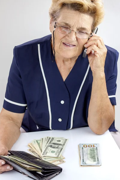 Gepensioneerde m/v en geld — Stockfoto