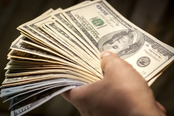 Αμερικανικά δολάρια στο χέρι — Φωτογραφία Αρχείου