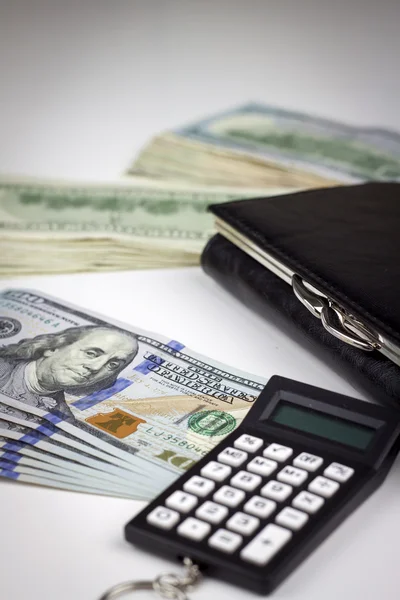 Dólares americanos com carteira e calculadora — Fotografia de Stock