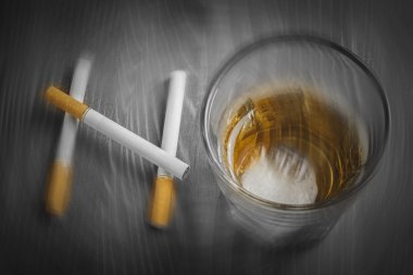 bulanık sigara ve alkol Hayır kelimesini oluşturan cam