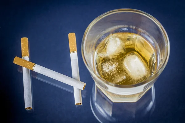 Cigarettes et verre d'alcool formant le mot NON — Photo