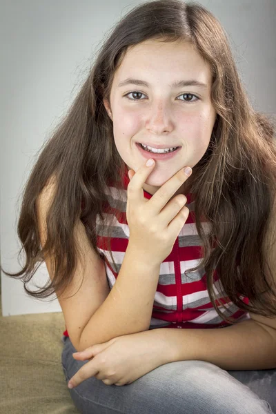 Beautiful teenage girl smiling — Stock Photo, Image