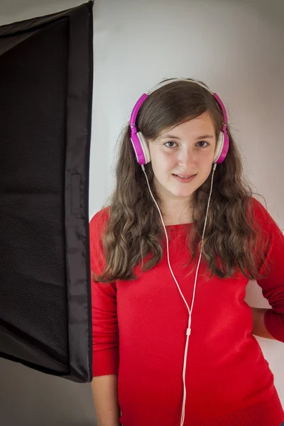 Hermosa chica adolescente con auriculares posando — Foto de Stock