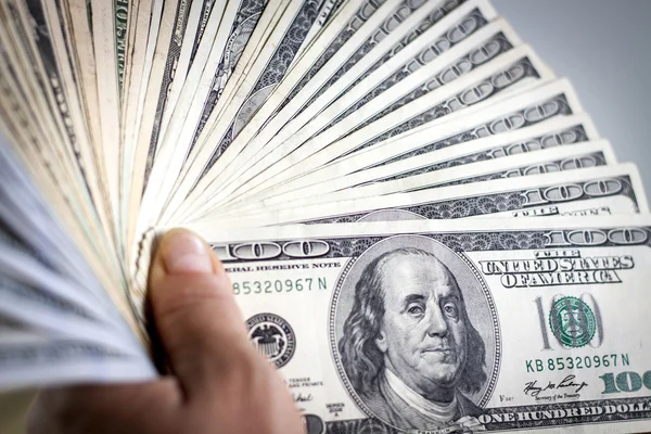 Американские доллары в руке — стоковое фото