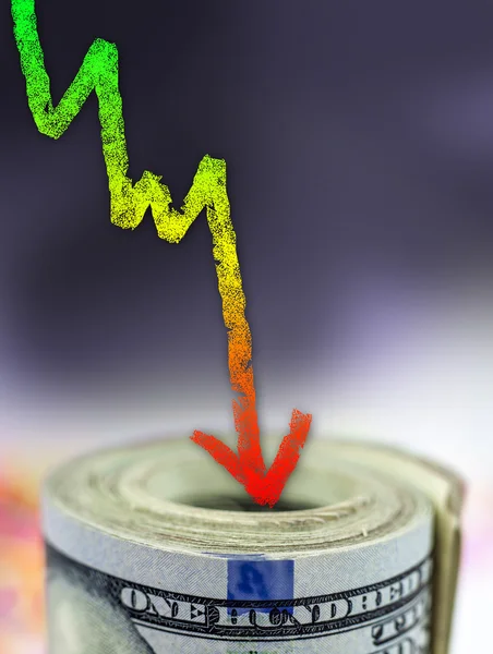 Halom pénzt a grafikon mutatja a csökkenés — Stock Fotó