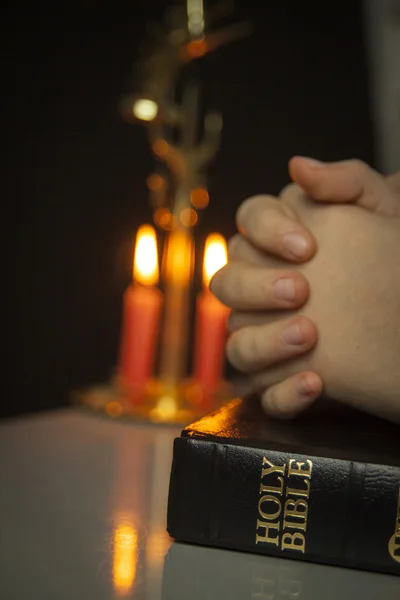 神圣的圣经和蜡烛 — 图库照片