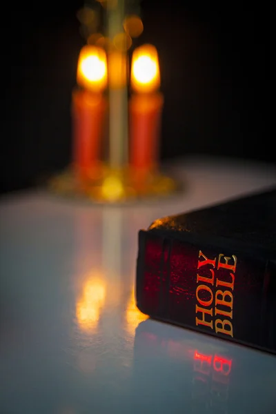 Sacra Bibbia e candele — Foto Stock