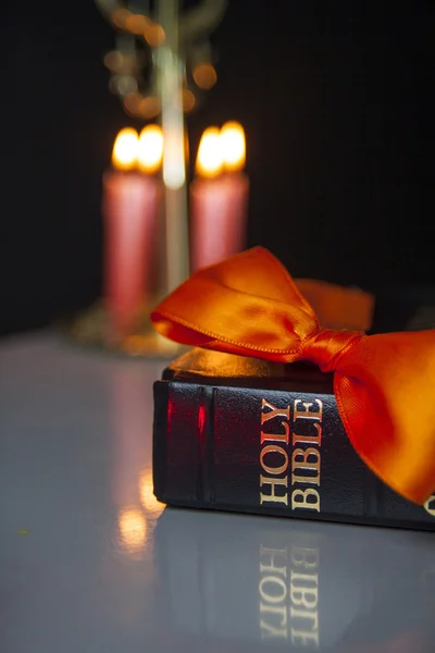 神圣的圣经和蜡烛 — 图库照片