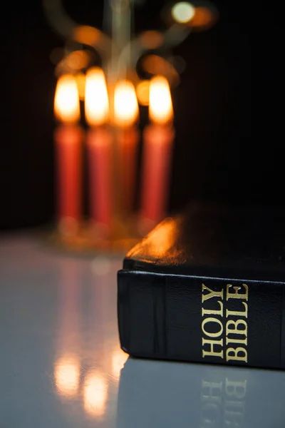 Heilige Bibel und Kerzen — Stockfoto