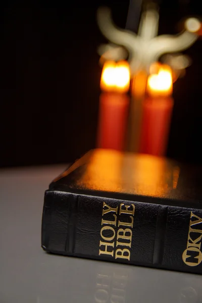 Heilige Bibel und Kerzen — Stockfoto