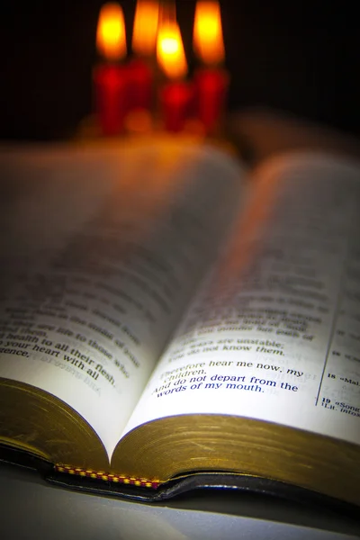 Heilige Bibel und Kerzen — Stockfoto