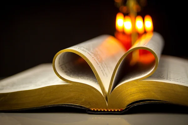 Santa Biblia y Velas — Foto de Stock