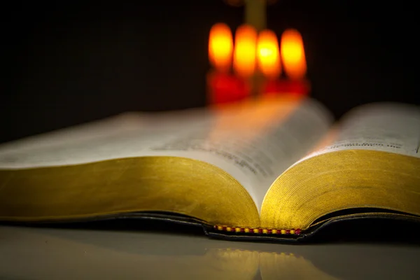 Holy Bible a svíčky — Stock fotografie