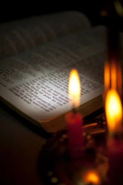 Bible ouverte et verset biblique — Photo