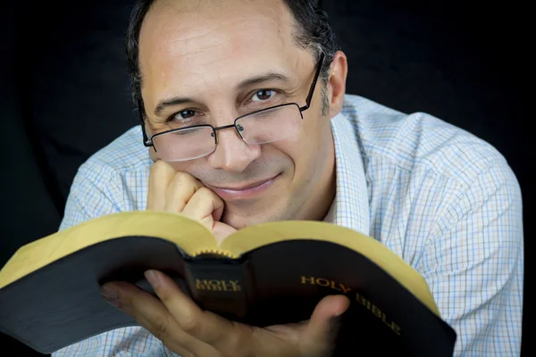 Человек, читающий Библию — стоковое фото