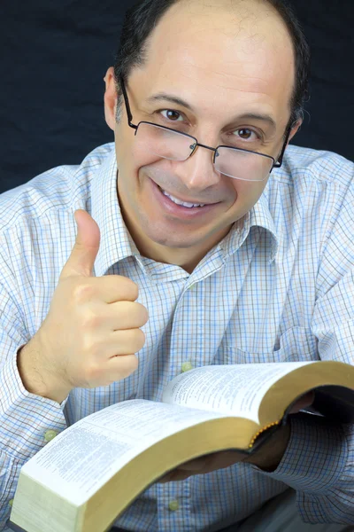 Mann liest heilige Bibel — Stockfoto