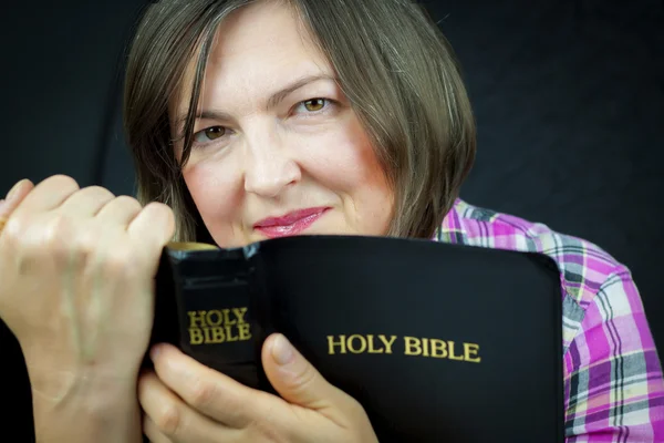 Femme adulte lisant une Bible — Photo