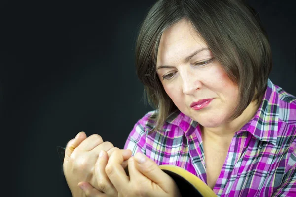Ενήλικη γυναίκα ανάγνωση μια Αγία Γραφή — Φωτογραφία Αρχείου