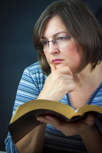 Adult Woman Reading a Bible — Stock Photo, Image