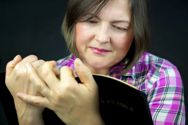 Femme adulte lisant une Bible — Photo