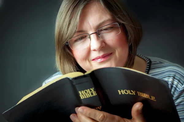 Mujer adulta leyendo una Biblia — Foto de Stock