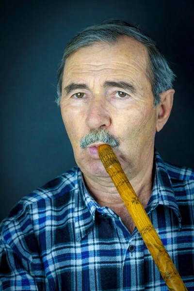 Homme jouant sur flûte traversière — Photo