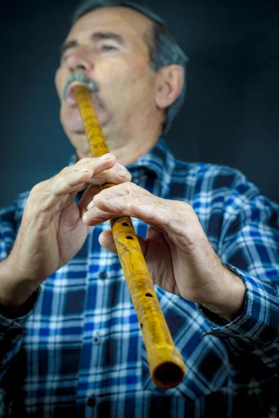 Mężczyzna gra na flet rury — Zdjęcie stockowe