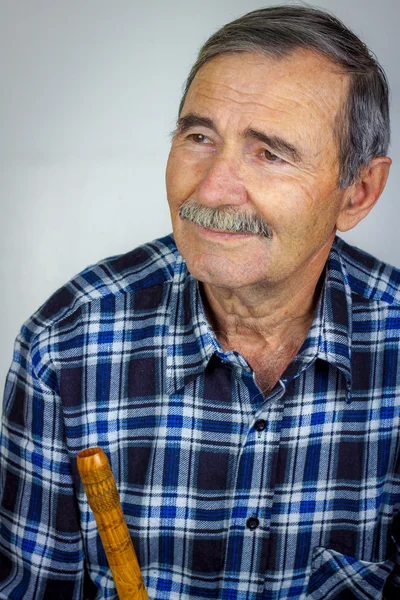 Uomo che suona su flauto tubo — Foto Stock