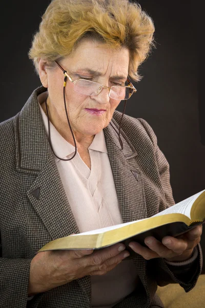 Senior woman reading holly bible — Stock Photo, Image