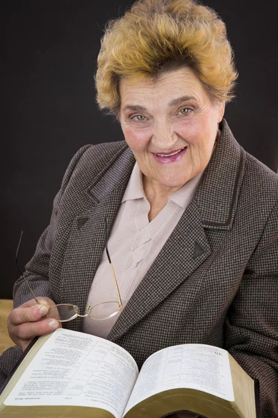 Äldre kvinna läser holly Bibeln — Stockfoto
