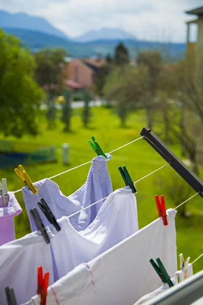 Roupas penduradas para secar — Fotografia de Stock