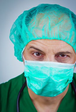 Doktor wiith ameliyat maskesi ve kap