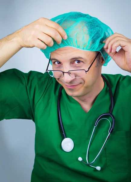 Doctor en uniforme verde se prepara para la operación — Foto de Stock