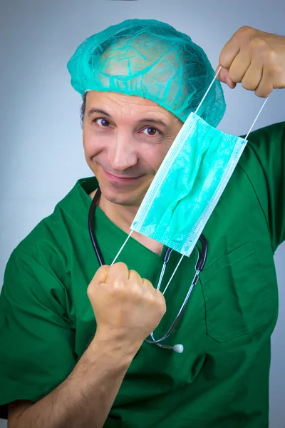 Doktor chirurg táhne chirurgickou masku — Stock fotografie