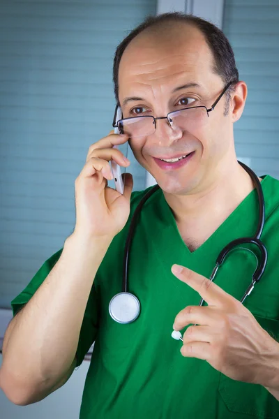 Lekarz rozmowy na telefon komórkowy — Zdjęcie stockowe