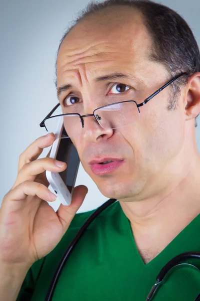 Доктор разговаривает по мобильному телефону — стоковое фото