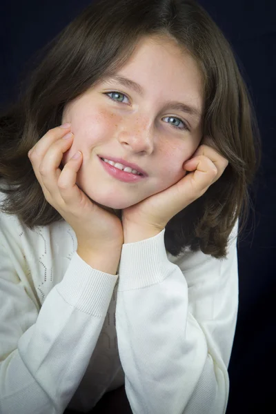 Jolie petite fille avec des taches de rousseur — Photo