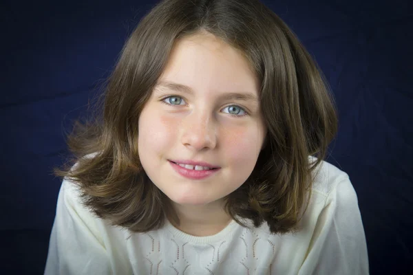 Porträtt av vacker ung flicka — Stockfoto