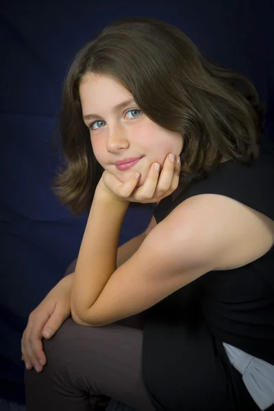 Retrato de hermosa joven con ojos azules — Foto de Stock