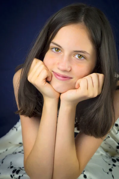 Retrato de una hermosa adolescente sonriendo — Foto de Stock