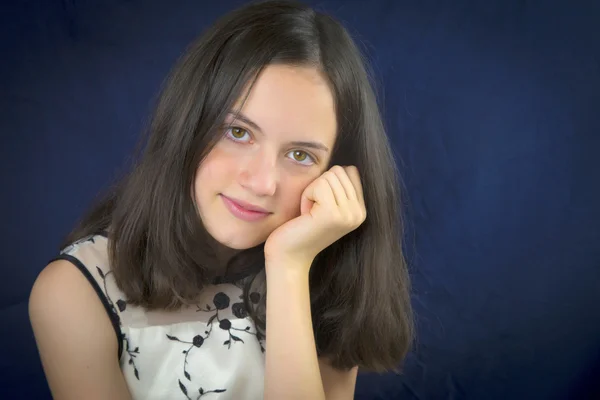 Portrait of beautiful teenage girl smiling — Stock Photo, Image