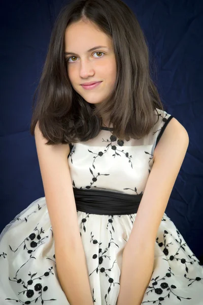 Portrait of beautiful teenage girl smiling — Stock Photo, Image