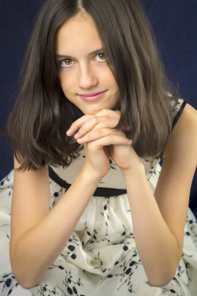 Portrait of beautiful teenage girl smiling — Stock Photo, Image