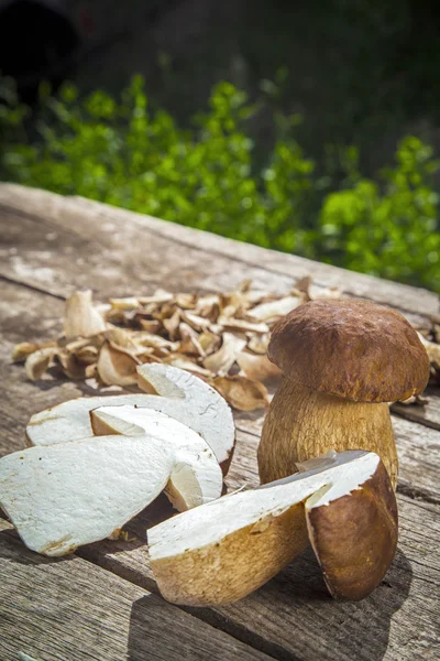 Boletus Edilus cogumelos em uma mesa de madeira - fresco secado e — Fotografia de Stock