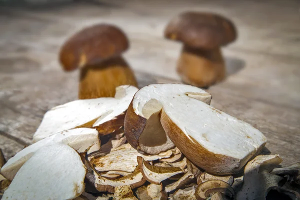 Boletus Edilus svampar på ett träbord - färska torkade och — Stockfoto