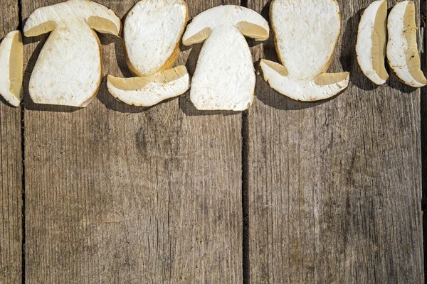 Fresh slices of Boletus Edilus mushrooms on a wooden table — Stock Photo, Image